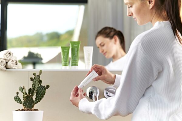 Das aufeinander abgestimmte Hautpflegesystem mit hohem Aloe Vera Anteil ist die optimale Gesichtspflege für Mischhaut, denn sie verbessert das gesamte Hautbild.