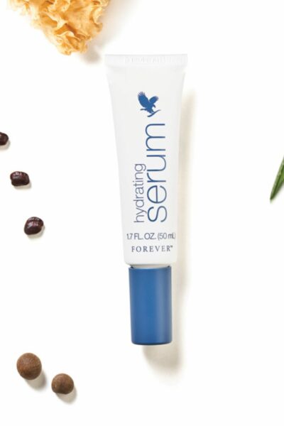 Das hydrating serum versorgt mit Feuchtigkeit und enthält eine Kombination aus Hyaluronsäure und Aloe Vera, für ein jugendliches Aussehen.